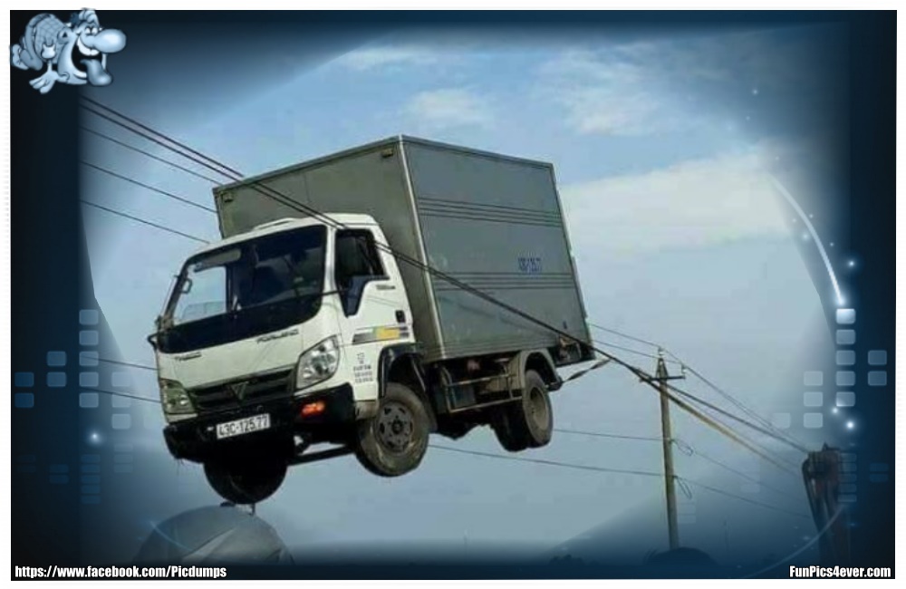 LKW unter Strom - das muss aber ein mächtiger Abflug gewesen sein? Alle Achtung!