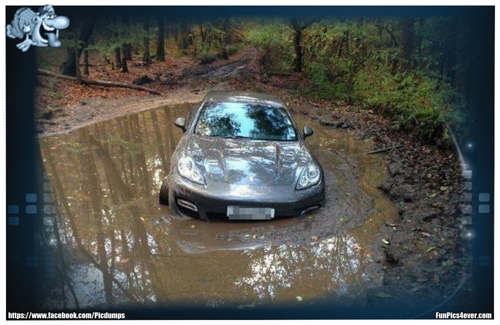 Porsche im Wasser - das wird nicht billig. Ein bisschen trocken saugen wird da nicht reichen.