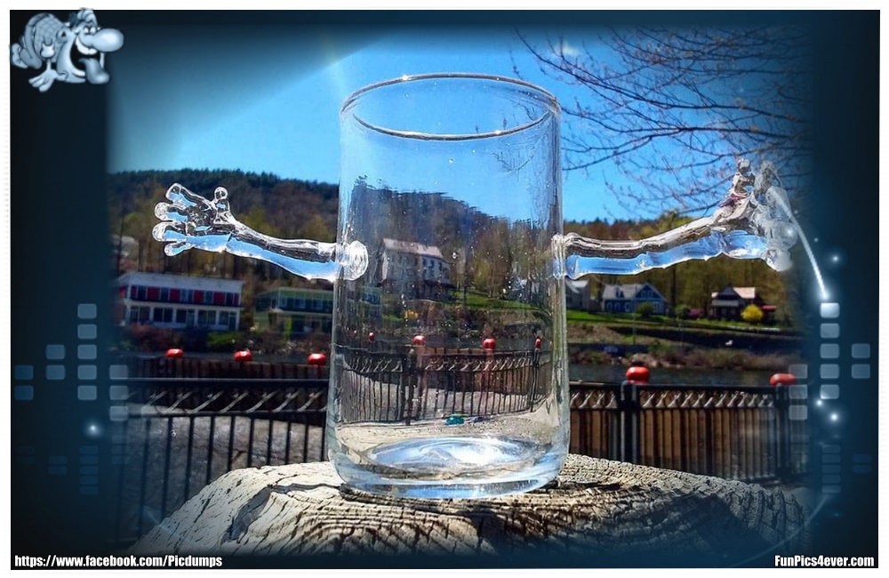 Funny Bierglas - so schmeckt das Bierchen doch noch besser. Was für eine Begrüßung.
