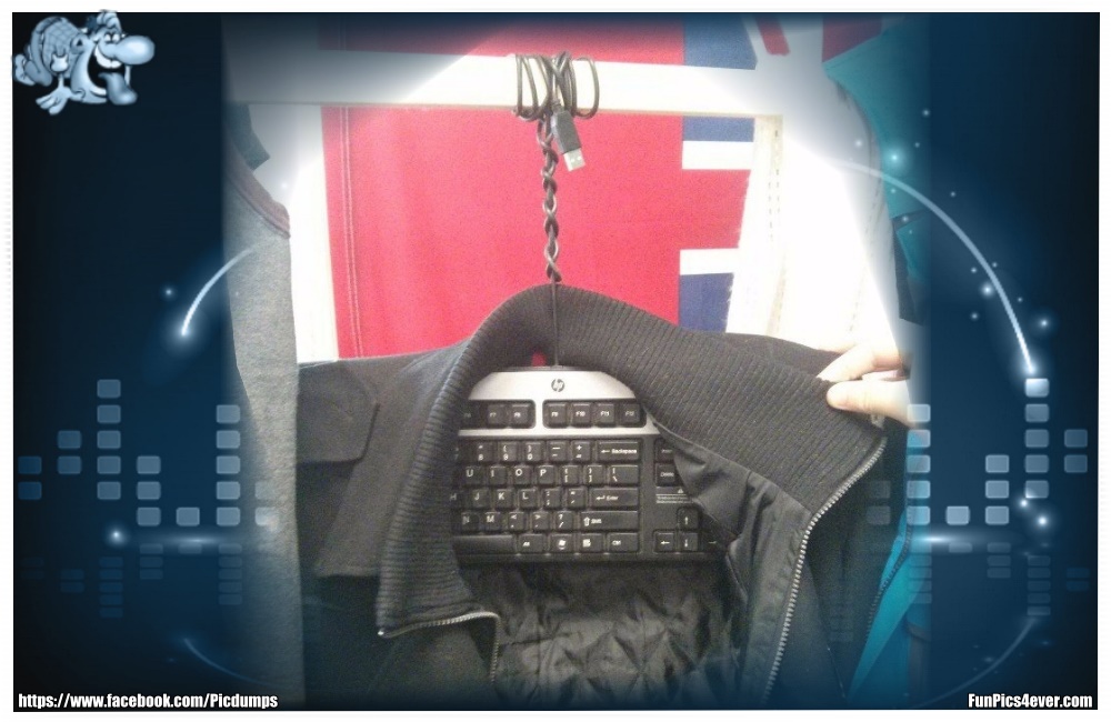 Tastatur Kleiderbügel - so kann man auch nachhaltig seine alten PC Utensilien verwenden.