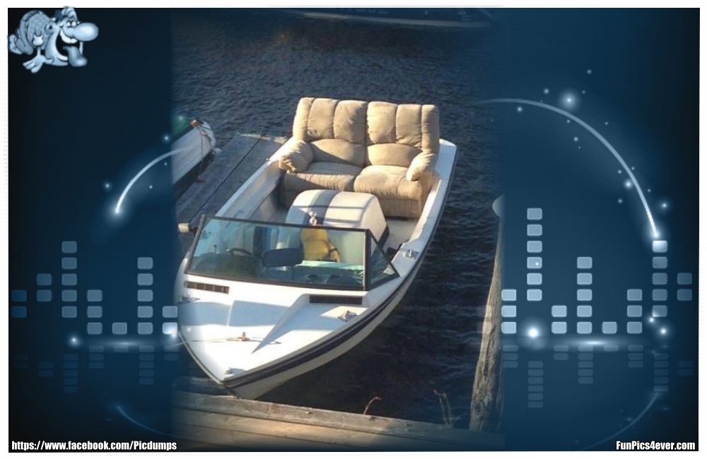 Boot mit Sofa - dasteht einen gemütlichem Ausflug nichts mehr im Wege.