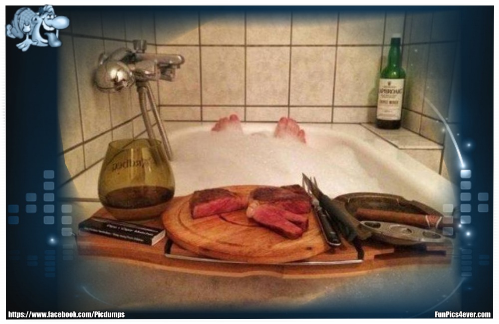 Dinner im Bad - das wird doch immer besser. Schön in der Badewanne essen.