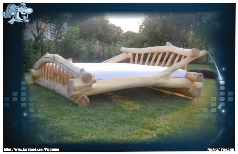 Holzbett XXL - das ist doch mal ein wunderschönes Holzbett. Viel Spaß beim schlafen.