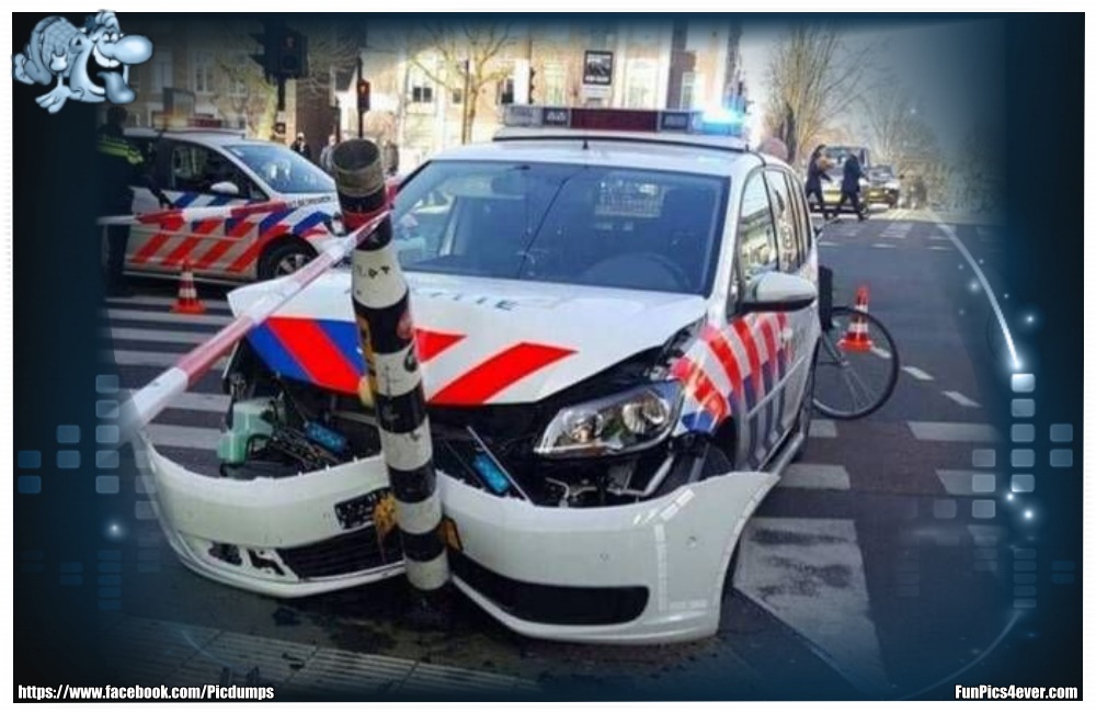 Police Crash - da haben wohl die Bremsen versagt. Das wird teuer für den Steuerzahler.