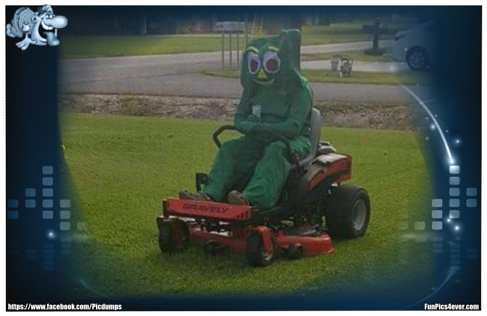 Fasching auf dem Rasenmäher - sieht man auch nicht jeden Tag.