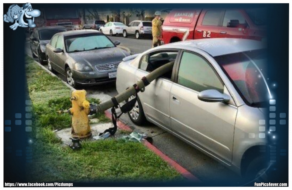 Feuerwehreinsatz, der besonderen Art. Da wird sich der Halter des Fahrzeuges aber freuen.