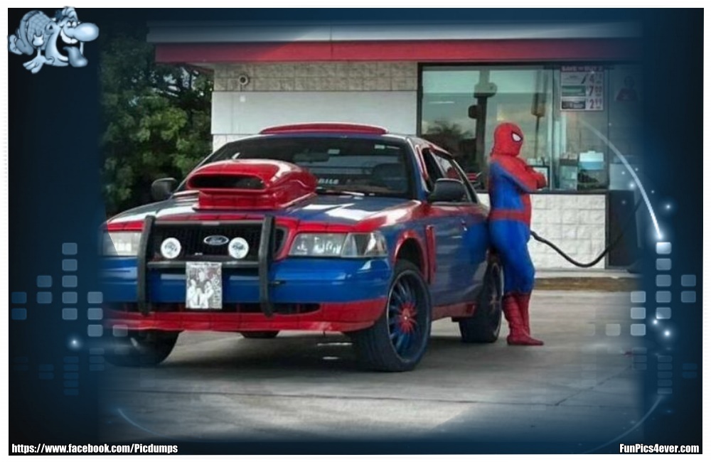 Superman - an der Tankstelle. Sieht man auch nicht jeden Tag.