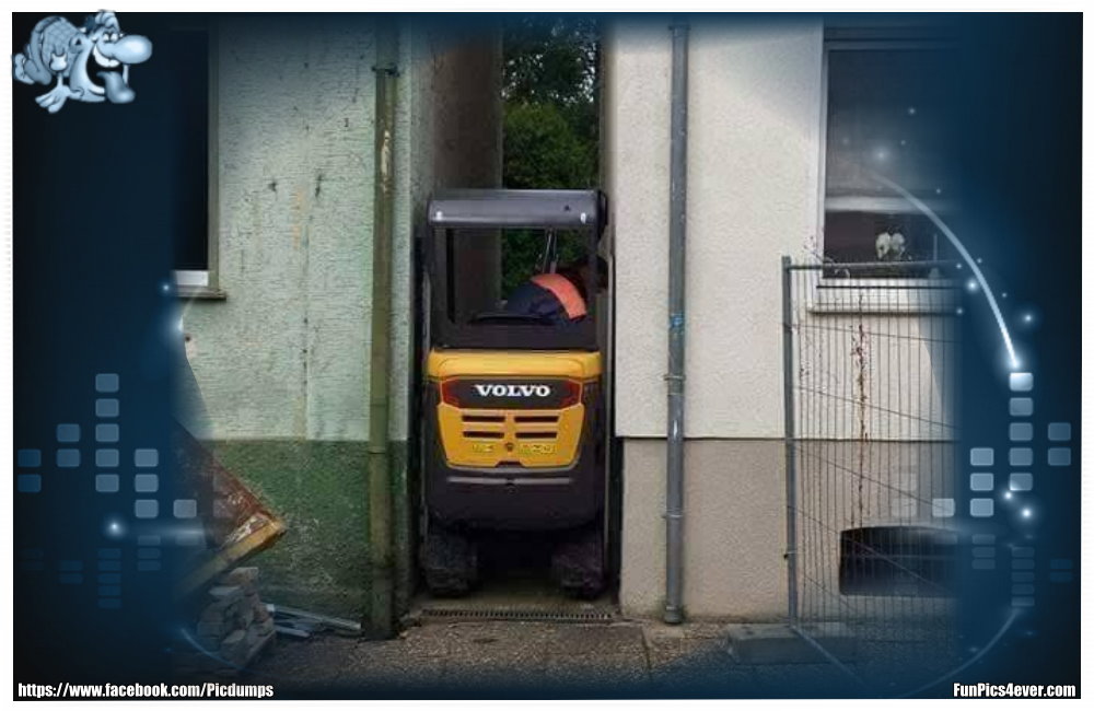 Das wird mal wieder eng. Dieses mal versucht sich ein Bagger. Das wird nicht klappen.