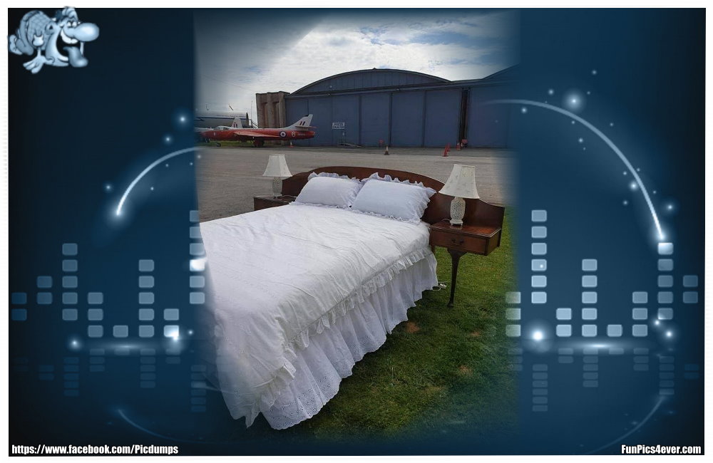 Ein Bett im Hangar ist doch auch mal was neues. Der Fluglärm stört da bestimmt nicht.