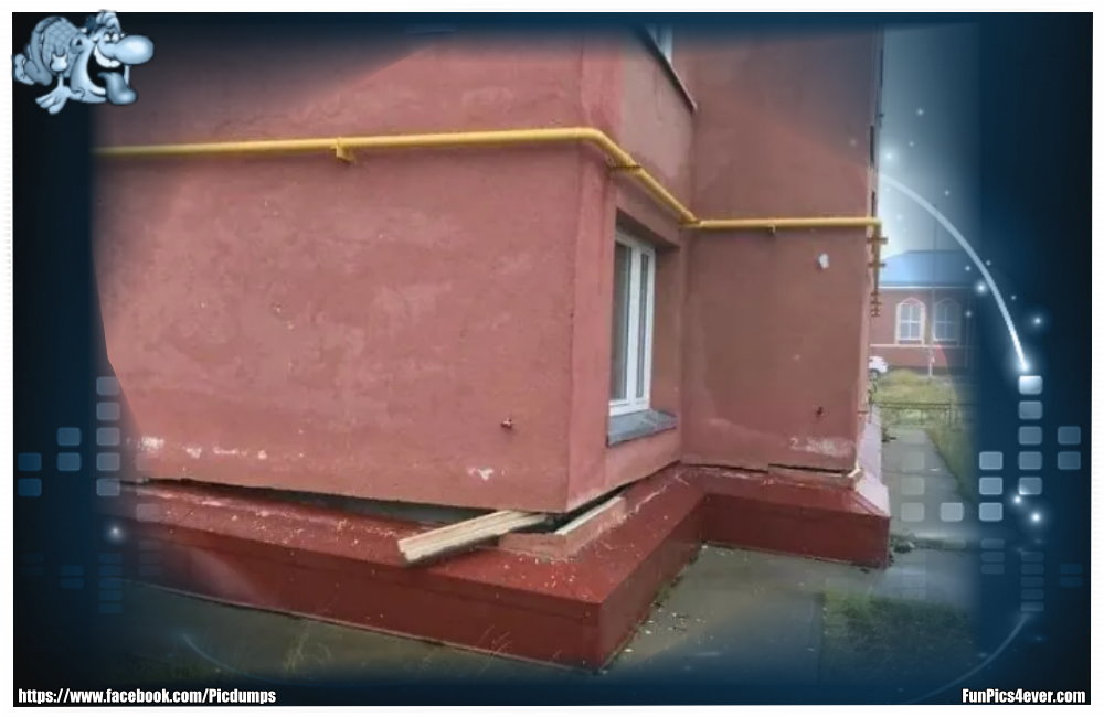 Das Haus mal schnell in Waage gebracht. Der Baupfusch ist hier nicht zu übersehen. Schrecklich.