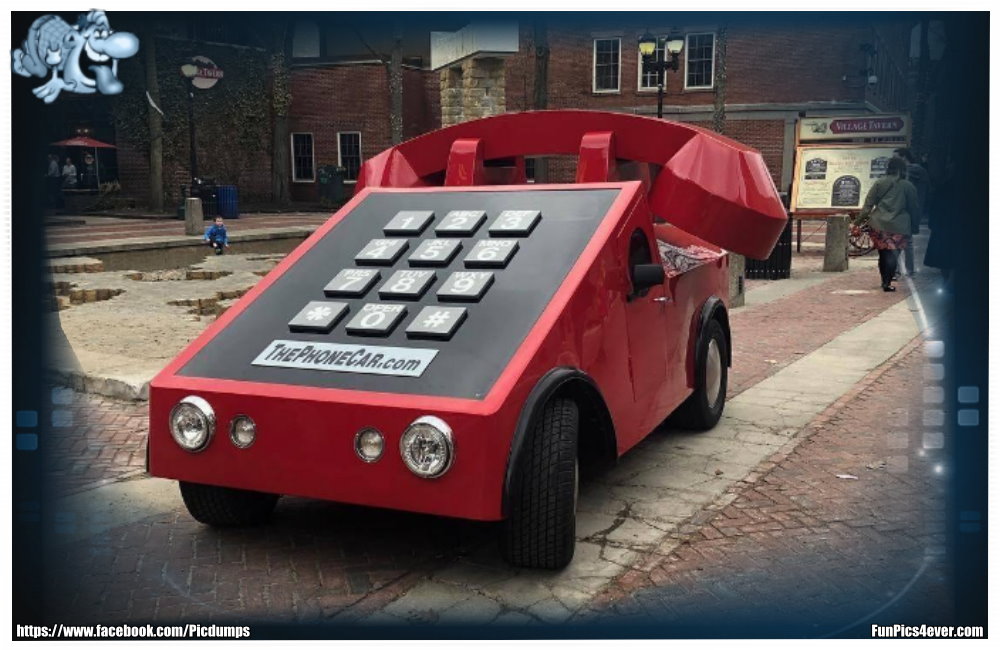 Ein riesiges Auto-Telefon auf der Straße. Was will man uns damit sagen?