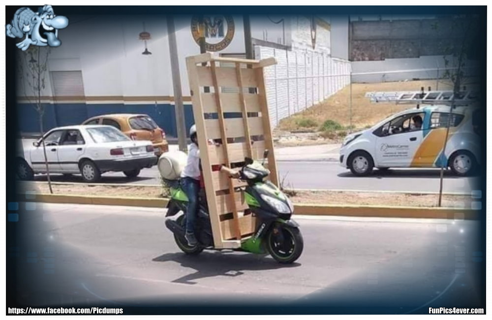 Bei diesem Bett Transport hat man sogar noch den Überblick und kann auch noch das Moped steuern. Unglaublich!