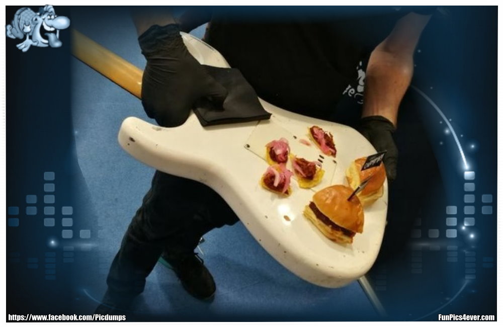 Auf einer Gitarre das Essen präsentieren. Auch mal eine nette Idee.