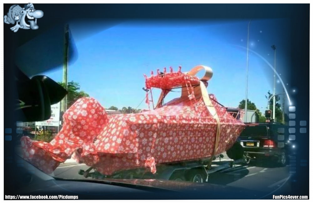 Wer kommt denn auf so eine Idee, ein Boot als Geschenk einzupacken?
