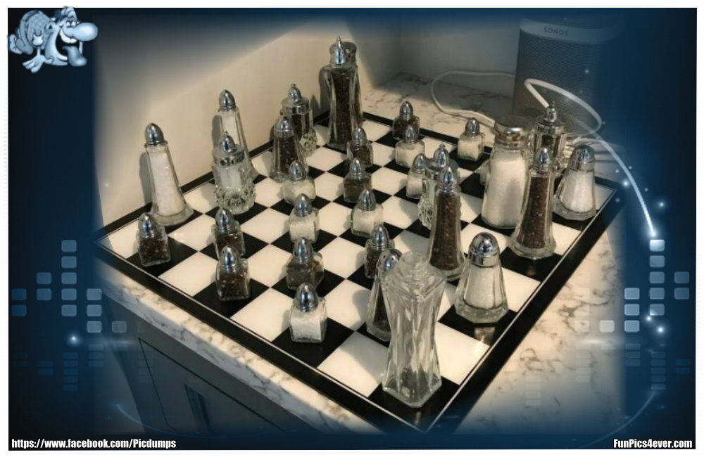 Mit Küchenutensilien Schach spielen. Auch mal ein neue Art. Da kommt doch Freude auf.